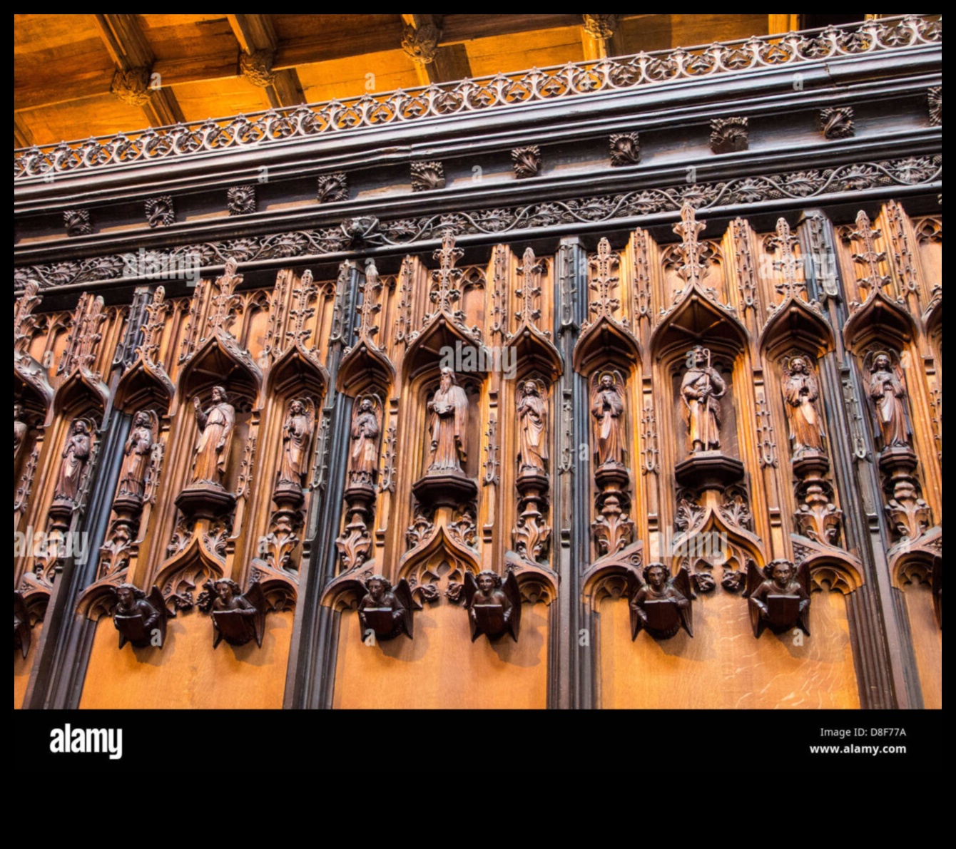 Misericords maiestuoase: scaune sculptate în tarabe de cor gotice