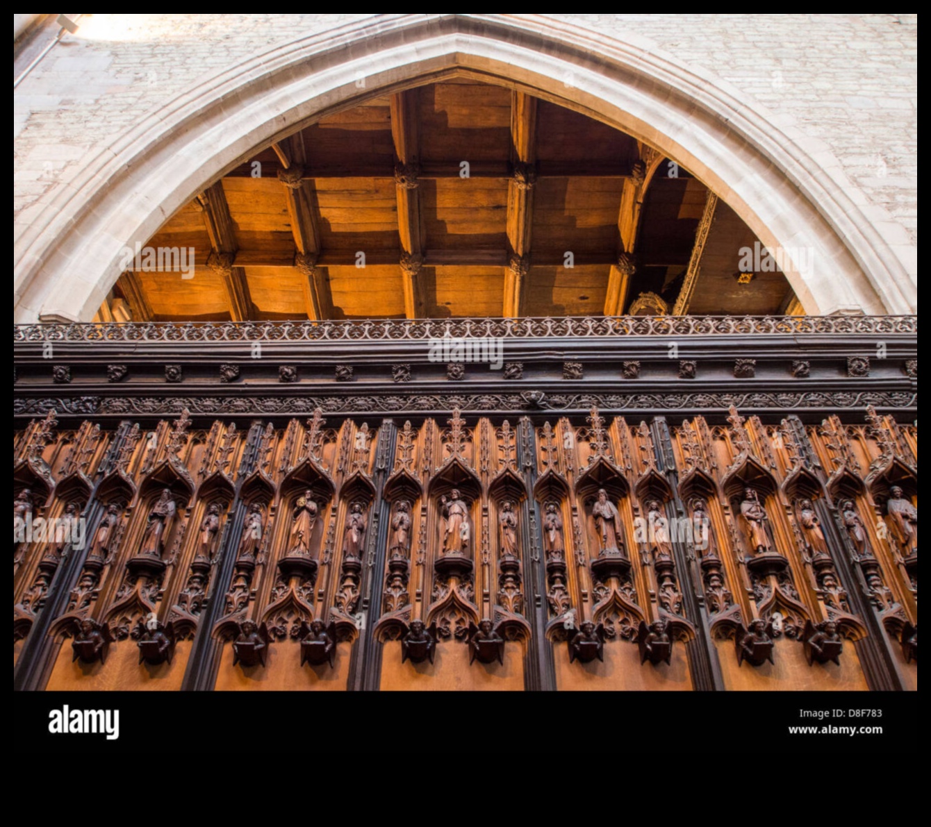 Misericords maiestuoase: scaune sculptate în tarabe de cor gotice