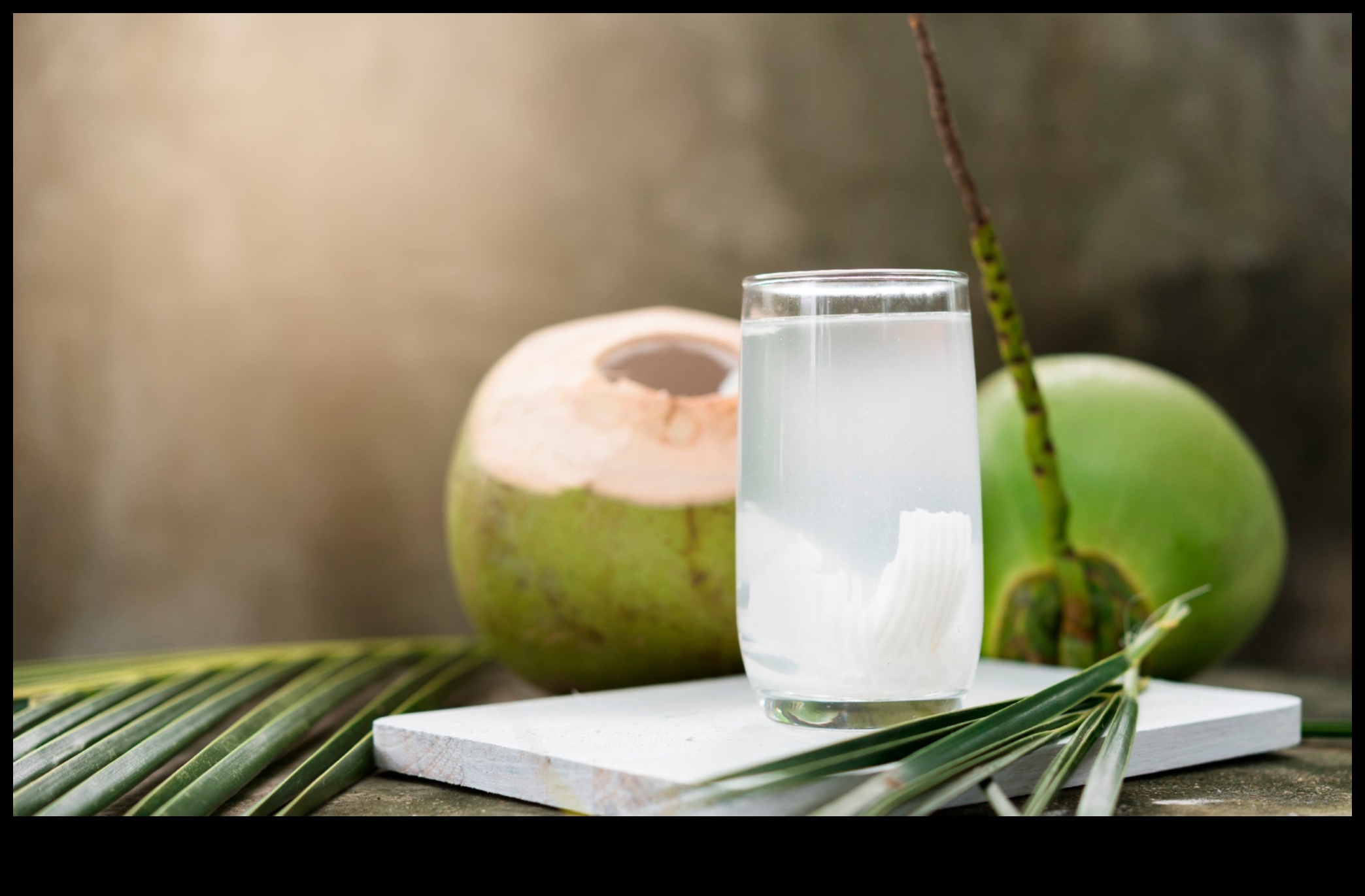 Boost nutrient: hrănindu -ți corpul cu înghițitură de apă pură de nucă de cocos